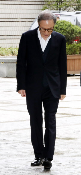 굳은 표정의 이명박 전 대통령