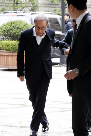 항소심 공판 참석하는 이명박 전 대통령