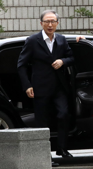 공판 참석하는 이명박 전 대통령