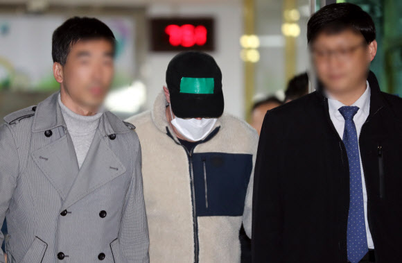 마약 투약 혐의로 체포된 방송인 하일(미국명 로버트 할리?61) 씨가 10일 오후 구속 영장이 기각됨에 따라 석방돼 수원남부경찰서를 빠져나오고 있다. 2019.4.10  연합뉴스