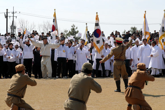 만세 행진 가로막는 일본군
