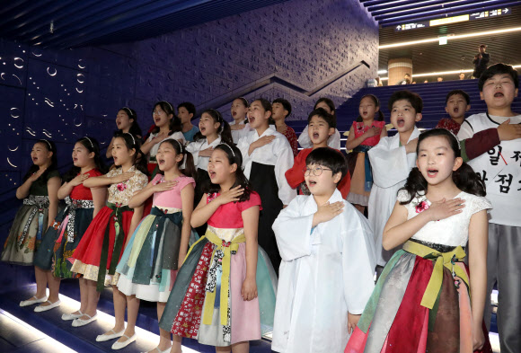 100년 계단에 휘날리는 태극기