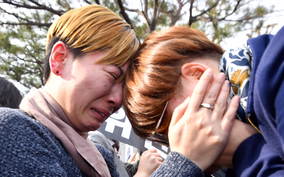 낙태죄 위헌판결이 난 11일 서울 헌법재판소 앞에서 여성단체 관계자들이 눈물을 흘리며 기쁨의 포옹을 하고 있다. 2019.4.11 박지환기자 popocar@seoul.co.kr