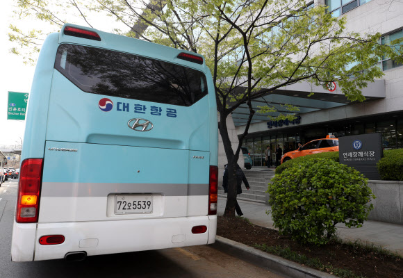 신촌세브란스 장례식장 앞의 대한항공 버스