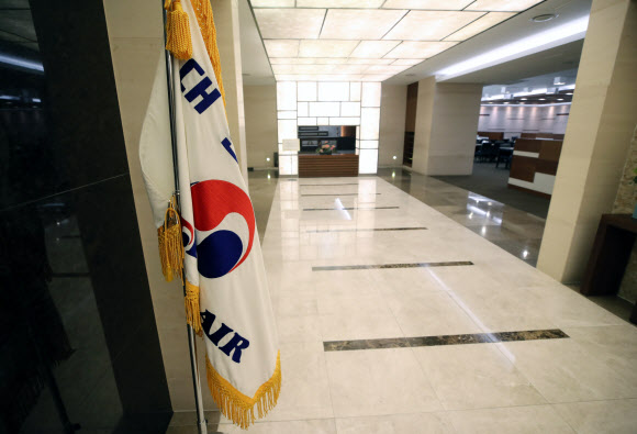 조양호 빈소 차려질 장례식장의 대한항공 깃발