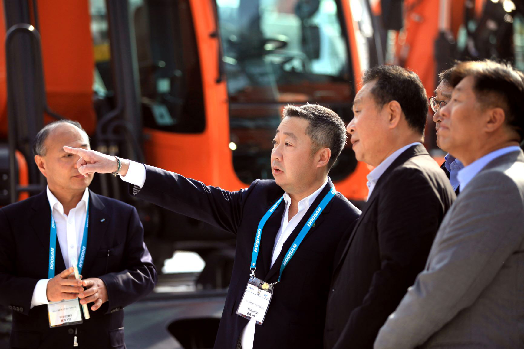 박정원 두산그룹회장(왼쪽에서 두번째)이 중국 상하이에서 열렸던 국제건설기계전시회인 ‘바우마 차이나’ 전시장을 둘러보고 있다. 두산그룹 제공
