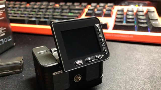 소니의 브이로거용 카메라 RX0 M2의 액정표시장치(LCD) 뷰파인더를 세운 모습. 유튜버 정지훈씨 제공