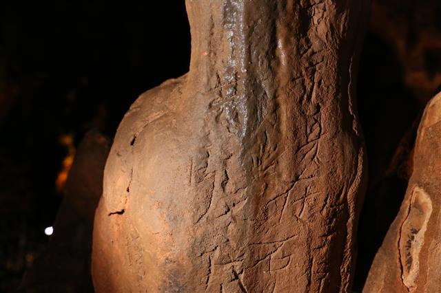 울진 성류굴서 ‘화랑?조선 관료’ 이름 새긴 각석 명문 발견