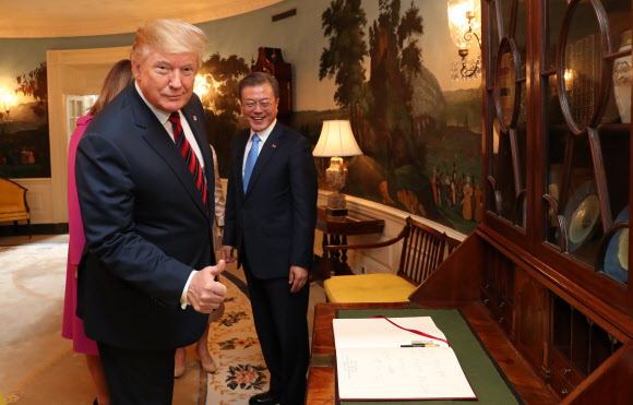 트럼프, 문 대통령 방명록에 ‘엄지 척!’