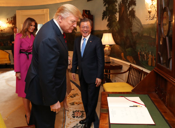 문 대통령 방명록 보는 트럼프