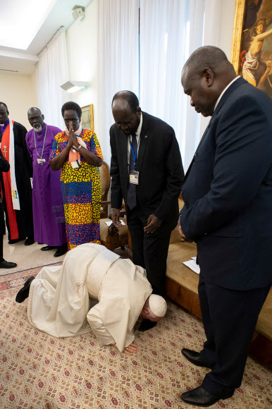 남수단 정치 지도자 앞에 무릎 꿇고 발에 입맞추는 프란치스코 교황. 2019.4.12. 로이터 연합뉴스