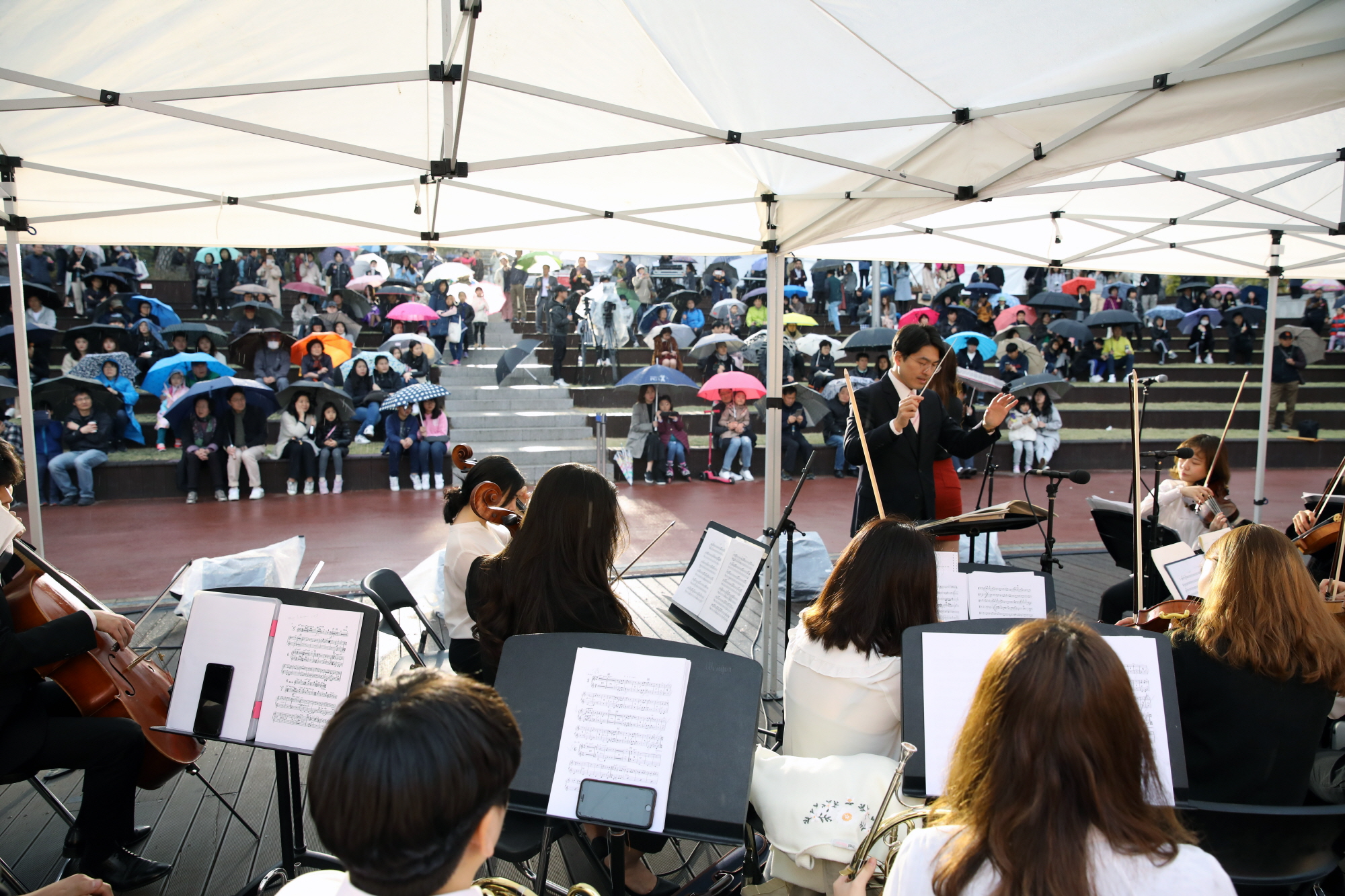 가천오케스트라가 지난 6일 열린 석촌호수 벚꽃축제에서 클래식음악을 선보이고 있다. 가천대 제공 
