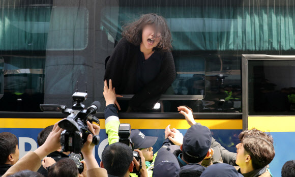 황교안, 나경원 사퇴 외치는 한국대학생진보연합 학생