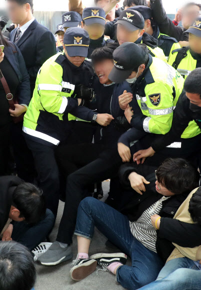 경찰에 연행되는 한국대학생진보연합 학생들