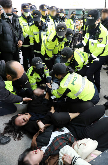 경찰에 연행되는 한국대학생진보연합 학생들