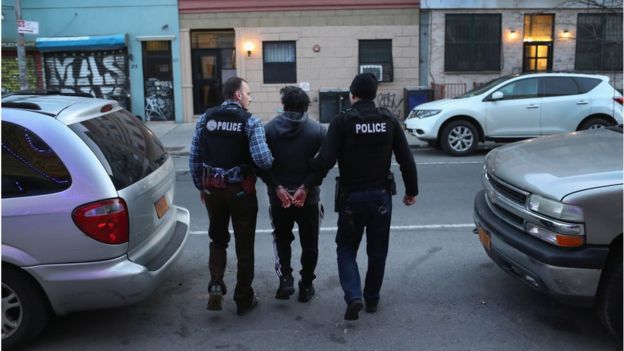 미국 뉴욕 브루클린에서 한 불법 체류자가 구금되기 위해 연행되고 있다. AFP 자료사진