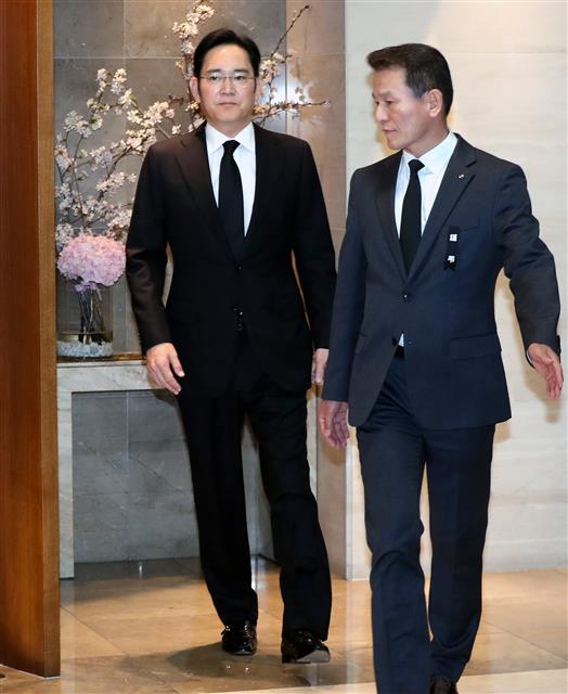 이재용 삼성전자 부회장이 13일 오전 서울 서대문구 신촌세브란스병원 장례식장에 마련된 고 조양호 한진그룹 회장의 빈소를 찾아 조문한 뒤 밖으로 나오고 있다.2019.4.13 뉴스1