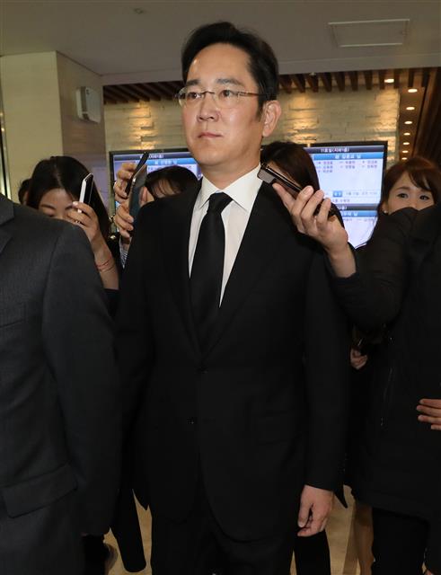 이재용 삼성전자 부회장이 13일 오전 서울 서대문구 신촌세브란스병원 장례식장에 마련된 고 조양호 한진그룹 회장의 빈소를 찾아 조문한 뒤 취재진의 질문을 받으며 장례식장을 나서고 있다.2019.4.13 뉴스1