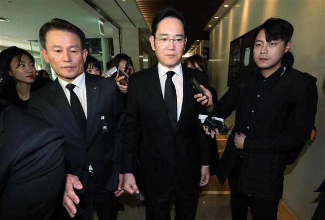 이재용 삼성전자 부회장이 13일 오전 서울 서대문구 신촌세브란스병원 장례식장에 마련된 고 조양호 한진그룹 회장의 빈소를 찾아 조문한 뒤 취재진의 질문을 받으며 장례식장을 나서고 있다.2019.4.13 뉴스1