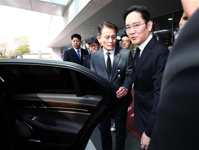이재용 삼성전자 부회장이 13일 오전 서울 서대문구 신촌세브란스병원 장례식장에 마련된 고 조양호 한진그룹 회장의 빈소를 찾아 조문한 뒤 밖으로 나와 차량에 오르고 있다.2019.4.13 뉴스1