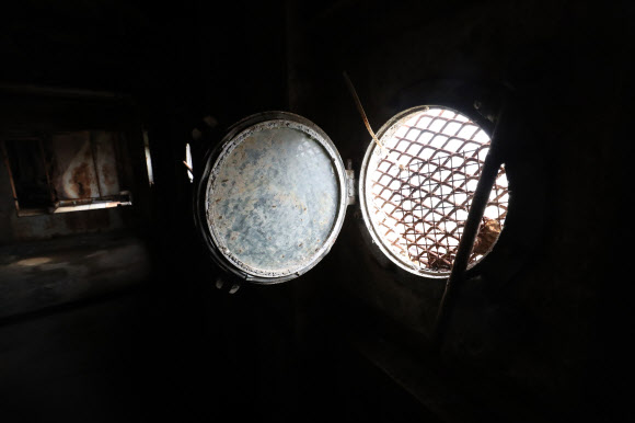 세월호 참사 5주기를 사흘 앞둔 13일 선체 내부 공개행사가 전남 목포신항에서 열렸다. 사진은 5층 창문에 설치된 유실방지망의 모습. 2019.4.13  연합뉴스