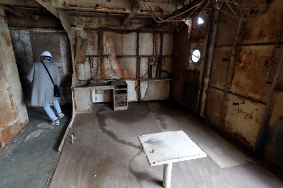 세월호 참사 5주기를 사흘 앞둔 13일 선체 내부 공개행사가 전남 목포신항에서 열렸다. 사진은 5층 조타실과 맞닿은 선장실. 2019.4.13  연합뉴스