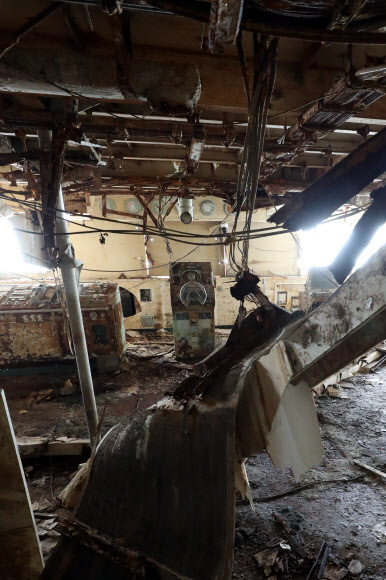 세월호 참사 5주기를 사흘 앞둔 13일 선체 내부 공개행사가 전남 목포신항에서 열렸다. 사진은 5층 조타실 내부의 모습. 2019.4.13  연합뉴스