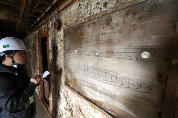 세월호 참사 5주기를 사흘 앞둔 13일 선체 내부 공개행사가 전남 목포신항에서 열렸다. 사진은 5층 벽면에 붙어있는 세월호 전체 평면도. 2019.4.13  연합뉴스