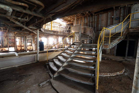 세월호 참사 5주기를 사흘 앞둔 13일 선체 내부 공개행사가 전남 목포신항에서 열렸다. 사진은 3층 로비 계단의 모습. 2019.4.13  연합뉴스