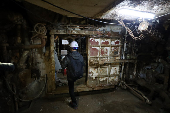 세월호 참사 5주기를 사흘 앞둔 13일 선체 내부 공개행사가 전남 목포신항에서 열렸다. 사진은 침몰 당시 모습 그대로 열려 있는 기관실 수밀문의 모습. 2019.4.13  연합뉴스