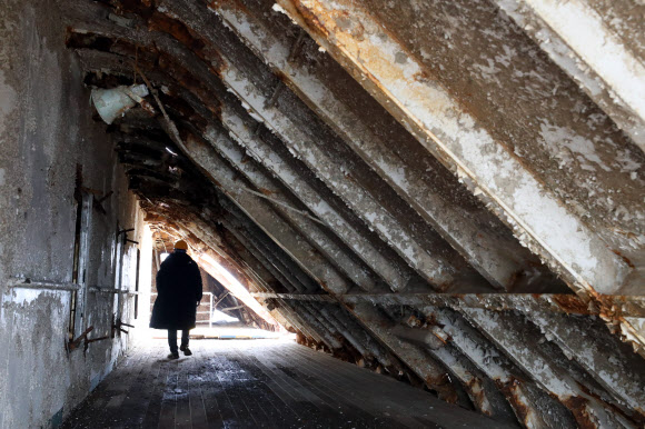 세월호 참사 5주기를 사흘 앞둔 13일 선체 내부 공개행사가 전남 목포신항에서 열렸다. 사진은 침몰 당시 해저면과 닿으면서 압착된 좌현 5층 천장의 모습. 2019.4.13  연합뉴스