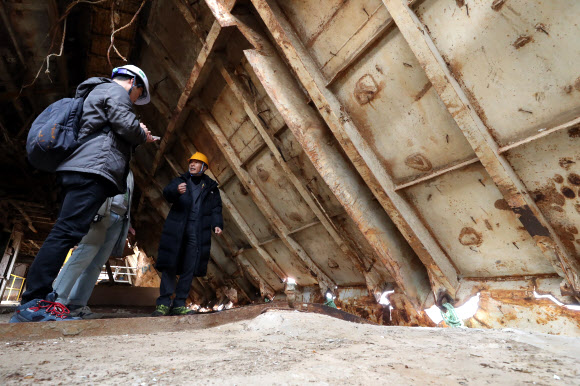 세월호 참사 5주기를 사흘 앞둔 13일 선체 내부 공개행사가 전남 목포신항에서 열려 정성욱 416 가족협의회 선체인양분과장이 침몰 당시 해저면과 닿으면서 압착된 좌현 4층 객실을 기자들에게 설명하고 있다. 2019.4.13  연합뉴스