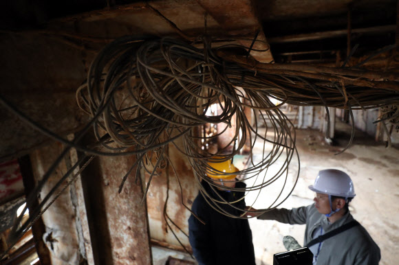 세월호 참사 5주기를 사흘 앞둔 13일 선체 내부 공개행사가 전남 목포신항에서 열렸다. 사진은 여러 의혹이 제기됐던 세월호 3층 로비 CCTV DVR과 연결됐던 전선들. 2019.4.13  연합뉴스