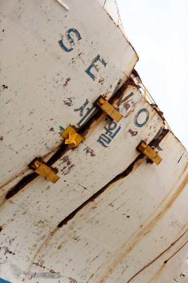 세월호 참사 5주기를 사흘 앞둔 13일 전남 목포신항에 서 있는 선체 곳곳에 녹이 슬어 있다. 2019.4.13  연합뉴스