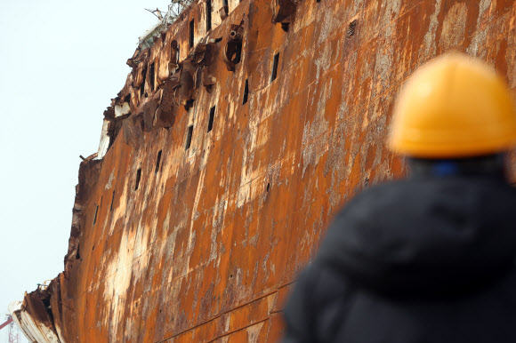 세월호 참사 5주기를 사흘 앞둔 13일 전남 목포신항에 서 있는 선체 좌현의 녹이 시나브로 벗겨진 모습을 보인다. 2019.4.13  연합뉴스