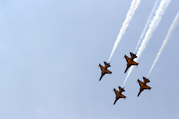 대한민국 공군 특수비행팀 ‘블랙이글스’가 13일 오전 부산 김해공군기지 상공에서 화려한 곡예비행을 선보이고 있다. 블랙이글스는 이날 공군 창군 70주년 제41회 공군참모총장배 스페이스 챌린 예선대회를 축하하는 에어쇼를 펼쳤다. 2019.4.13  연합뉴스