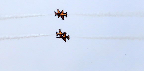 대한민국 공군 특수비행팀 ‘블랙이글스’가 13일 오전 부산 김해공군기지 상공에서 화려한 곡예비행을 선보이고 있다. 블랙이글스는 이날 공군 창군 70주년 제41회 공군참모총장배 스페이스 챌린 예선대회를 축하하는 에어쇼를 펼쳤다. 2019.4.13  연합뉴스