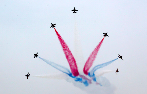 대한민국 공군 특수비행팀 ‘블랙이글스’가 13일 오전 부산 김해공군기지 상공에서 화려한 곡예비행을 선보이고 있다. 블랙이글스는 이날 공군 창군 70주년 제41회 공군참모총장배 스페이스 챌린 예선대회를 축하하는 에어쇼를 펼쳤다. 2019.4.13  연합뉴스