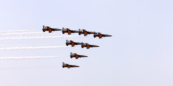 대한민국 공군 특수비행팀 ‘블랙이글스’가 13일 오전 부산 김해공군기지 상공에서 화려한 곡예비행을 선보이고 있다. 블랙이글스는 이날 공군 창군 70주년 제41회 공군참모총장배 스페이스 챌린 예선대회를 축하하는 에어쇼를 펼쳤다. 2019.4.13  연합뉴스