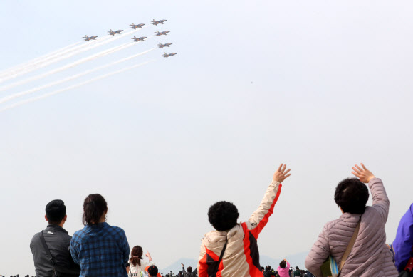 대한민국 공군 특수비행팀 ‘블랙이글스’가 13일 오전 부산 김해공군기지 상공에서 화려한 곡예비행을 선보이고 있다. 블랙이글스는 이날 공군 창군 70주년 제41회 공군참모총장배 스페이스 챌린 예선대회를 축하하는 에어쇼를 펼쳤다. 2019.4.13  연합뉴스