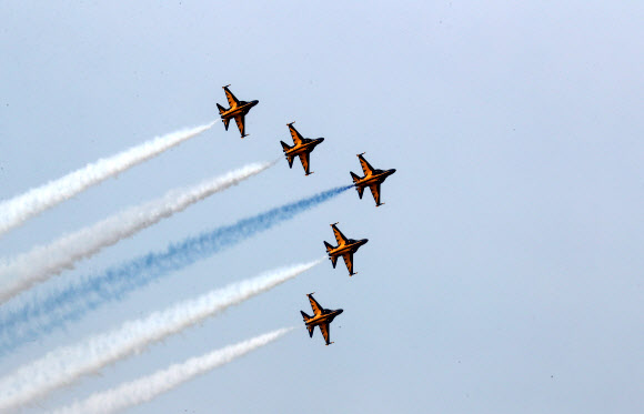 대한민국 공군 특수비행팀 ‘블랙이글스’가 13일 오전 부산 김해공군기지 상공에서 화려한 곡예비행을 선보이고 있다. 블랙이글스는 이날 공군 창군 70주년 제41회 공군참모총장배 스페이스 챌린 예선대회를 축하하는 에어쇼를 펼쳤다. 2019.4.13  연합뉴스