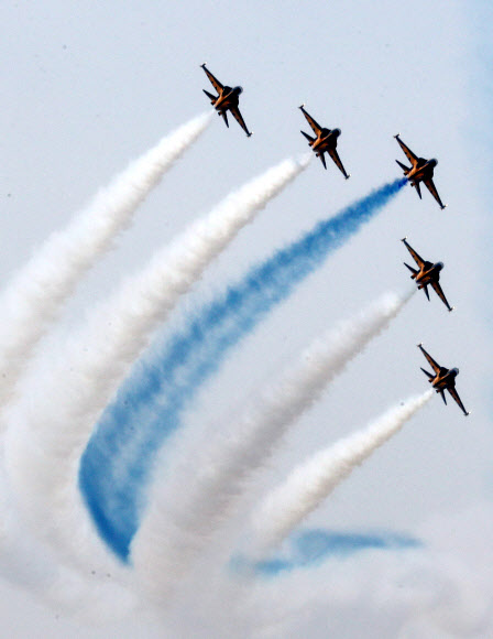 대한민국 공군 특수비행팀 ‘블랙이글스’가 13일 오전 부산 김해공군기지 상공에서 화려한 곡예비행을 선보이고 있다. 블랙이글스는 이날 공군 창군 70주년 제41회 공군참모총장배 스페이스 챌린 예선대회를 축하하는 에어쇼를 펼쳤다. 2019.4.13  연합뉴스