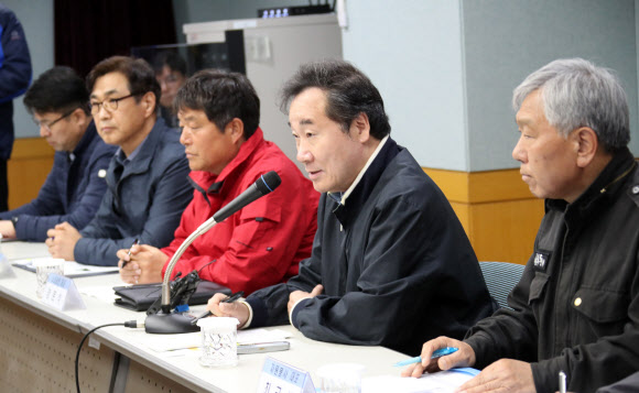 이낙연 국무총리가 주말인 13일 이재민들이 거주하고 있는 강원도 속초시 서울시공무원수련원을 방문해 현장간담회를 하며 인사말을 하고 있다. 2019.4.13  연합뉴스