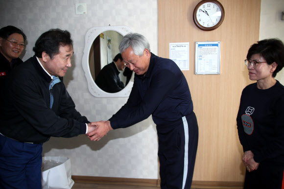 이낙연 국무총리가 13일 강원도 속초시 서울시수련원에서 이재민을 위로하고 있다. 2019.4.13  연합뉴스