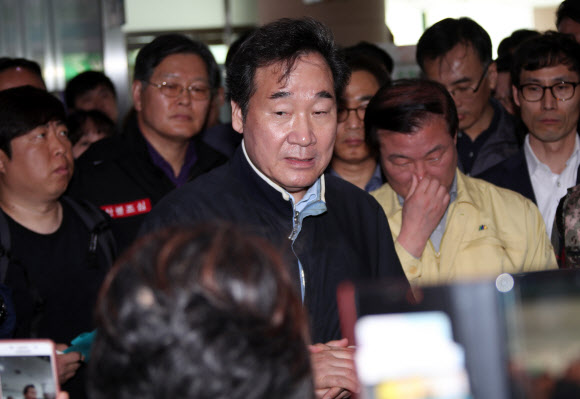 이낙연 국무총리가 주말인 13일 이재민들이 거주하고 있는 강원도 속초시 서울시공무원수련원을 방문해 이재민들을 위로하고 있다. 2019.4.13  연합뉴스