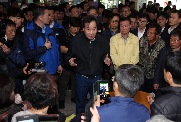 이낙연 국무총리가 주말인 13일 이재민들이 거주하고 있는 강원도 속초시 서울시공무원수련원을 방문해 이재민들을 위로하고 있다. 2019.4.13  연합뉴스