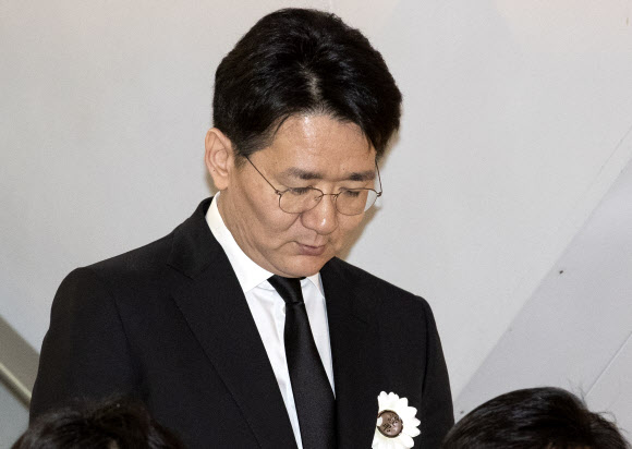 고 조양호 한진그룹 회장의 장남 조원태 대한항공 사장이 13일 서울 서대문구 신촌세브란스 장례식장에서 고(故) 조 회장의 입관을 마친 후 빈소로 향하고 있다. 2019.4.13  연합뉴스