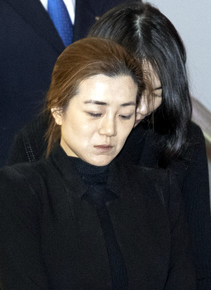 조현아(뒤) 전 대한항공 부사장과 조현민 전 전무가 13일 서울 서대문구 신촌세브란스 장례식장에서 고(故) 조양호 한진그룹 회장의 입관을 마친 후 빈소로 향하고 있다. 2019.4.13  연합뉴스