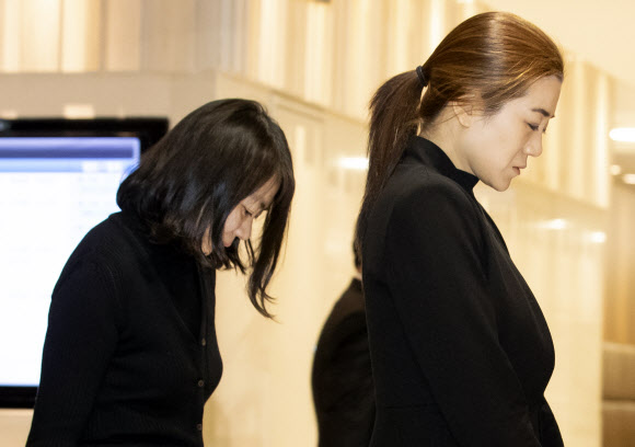 조현아(왼쪽) 전 대한항공 부사장과 조현민 전 전무가 13일 서울 서대문구 신촌세브란스 장례식장에서 고(故) 조양호 한진그룹 회장의 입관을 마친 후 빈소로 향하고 있다. 2019.4.13  연합뉴스