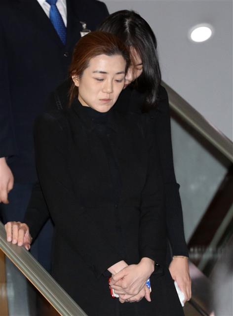 조현아 전 대한항공 부사장과 조현민 전 대한항공 전무가 13일 오후 서울 서대문구 신촌세브란스병원 장례식장에 마련된 고 조양호 한진그룹 회장의 장례식장에서 입관을 마친 후 빈소로 들어가고 있다. 2019.4.13 뉴스1